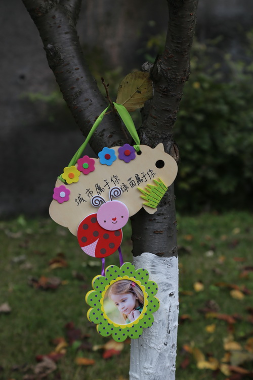 温州市青少年活动中心:给小树挂牌 ———爱绿护绿实践活动