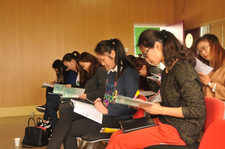 会上,党支部副书记孙小美老师对课题方案进行了解读,并对参与科研的