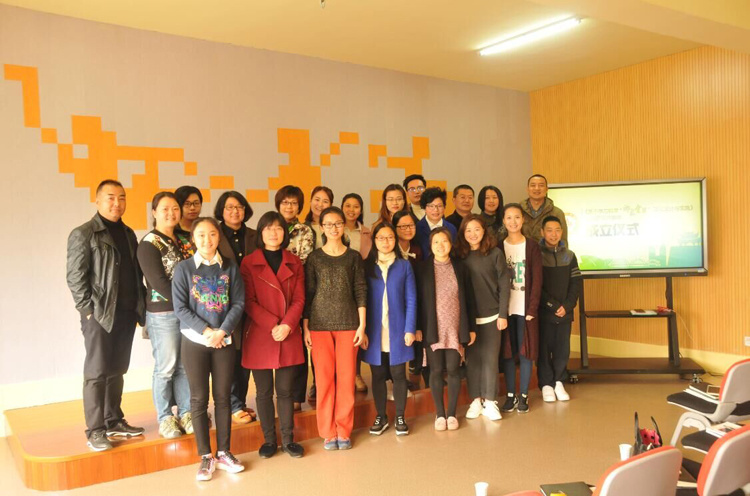 会上,党支部副书记孙小美老师对课题方案进行了解读,并对参与科研的